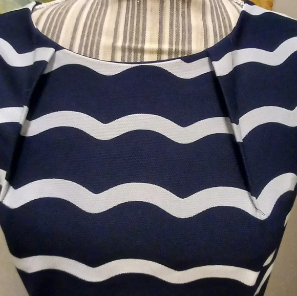 ILE New York  Short Sleeves Dress. - Picture 7 of 8